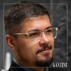 homem usando óculos de grau santini