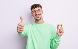 homem jovem segurando caixa de lente de contato